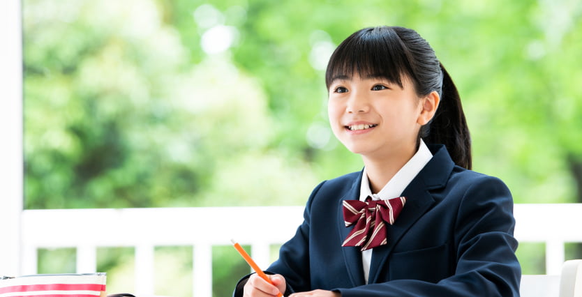 正面を向いて勉強をする受講生