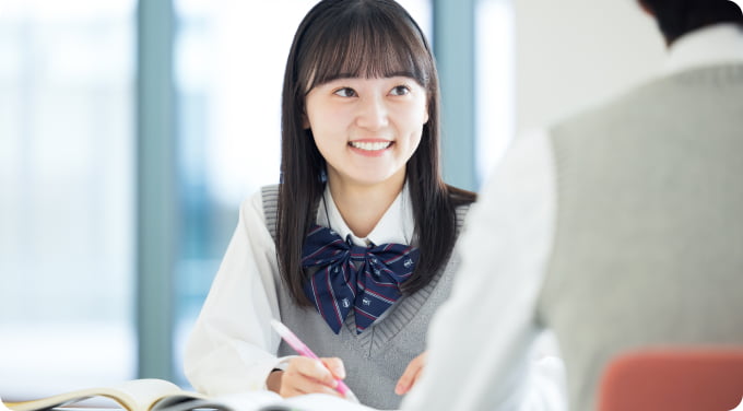 講師と勉強をする受講生